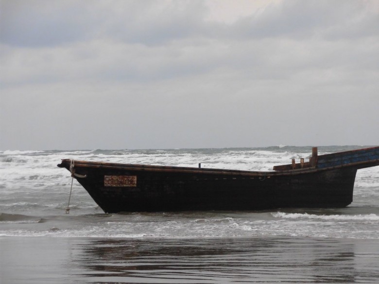 Łódź widmo dobiła do wybrzeży Japonii. Na pokładzie 7 ciał (wideo) - GospodarkaMorska.pl