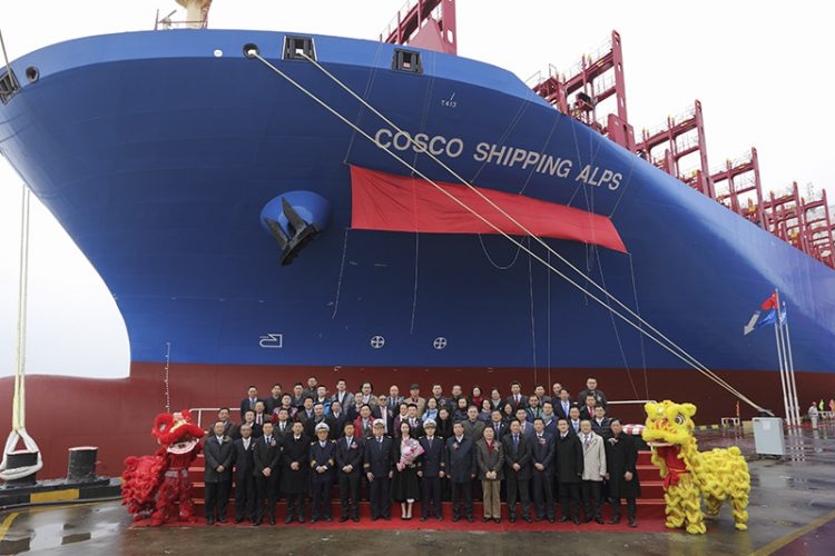 Cosco i Yang Ming przełożyly odbiór 13 nowych megakontenerowców - GospodarkaMorska.pl