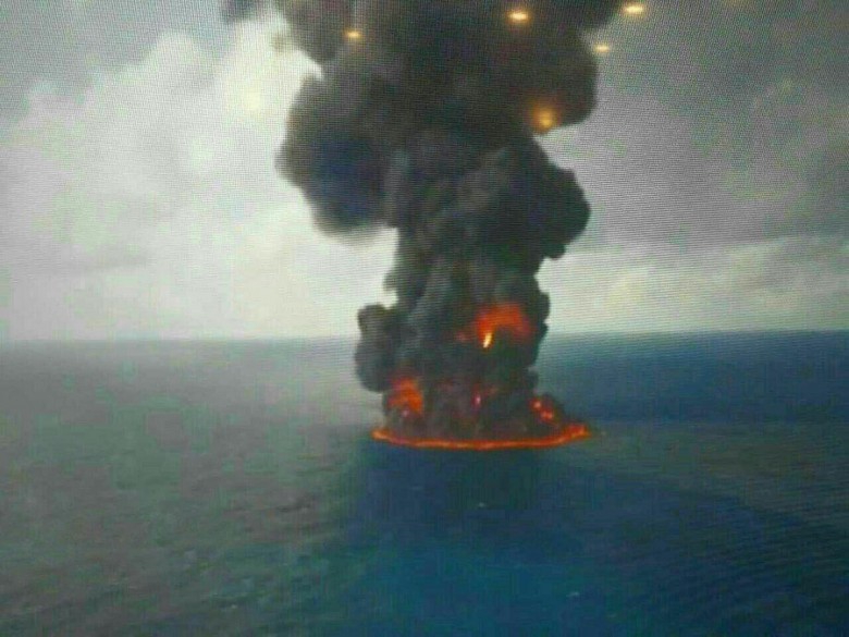 Cztery plamy ropy na Morzu Wschodniochińskim po zatonięciu tankowca - GospodarkaMorska.pl