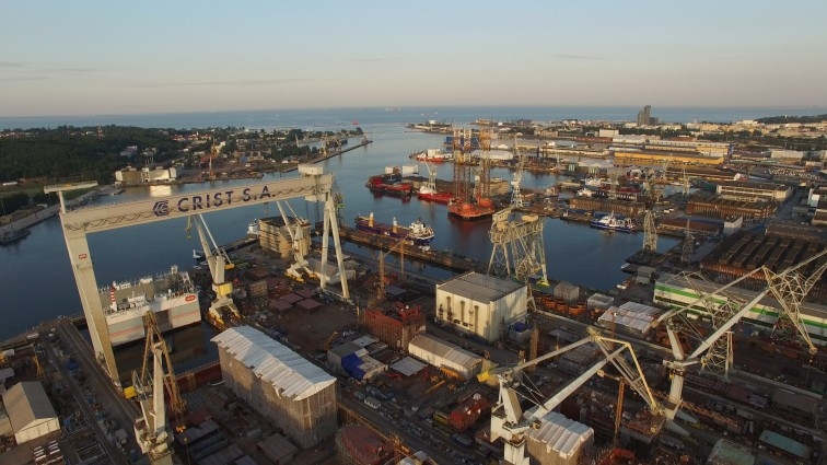 Promy, wycieczkowce i okręty wojenne. Krótki przegląd tego, co aktualnie dzieje się w pomorskich stoczniach - GospodarkaMorska.pl