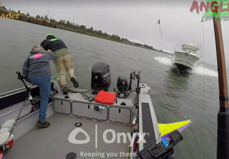 Wyskoczyli za burtę w ostatniej chwili. Cudem uniknęli śmierci (wideo) - GospodarkaMorska.pl