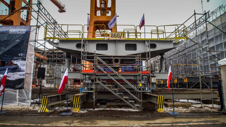 Stocznia Remontowa Shipbuilding położyła stępkę pod budowę pierwszego holownika dla MW (foto, wideo) - GospodarkaMorska.pl