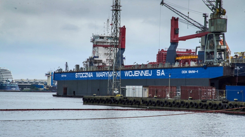 Śmiertelny wypadek w Stoczni Marynarki Wojennej - GospodarkaMorska.pl