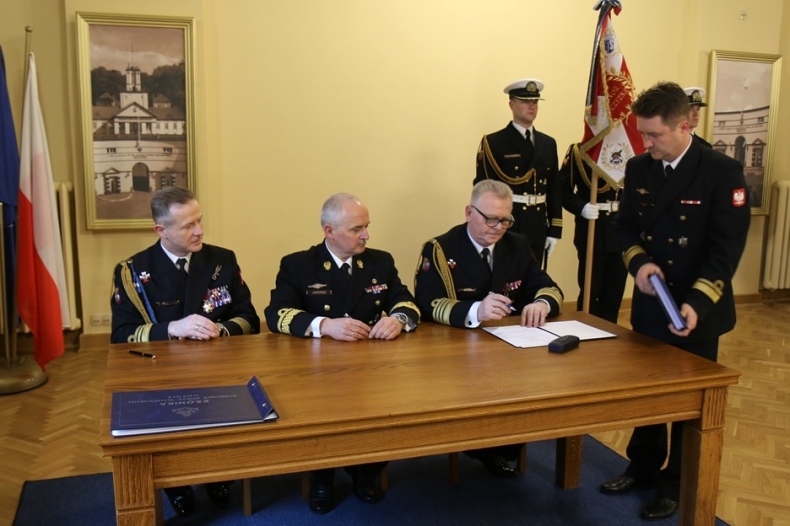 Przekazanie obowiązków na stanowisku Komendanta Portu Wojennego Gdynia - GospodarkaMorska.pl