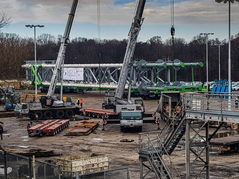 Dwie olbrzymie konstrukcje stalowe w Porcie Gdańsk. Popłyną do USA (foto) - GospodarkaMorska.pl