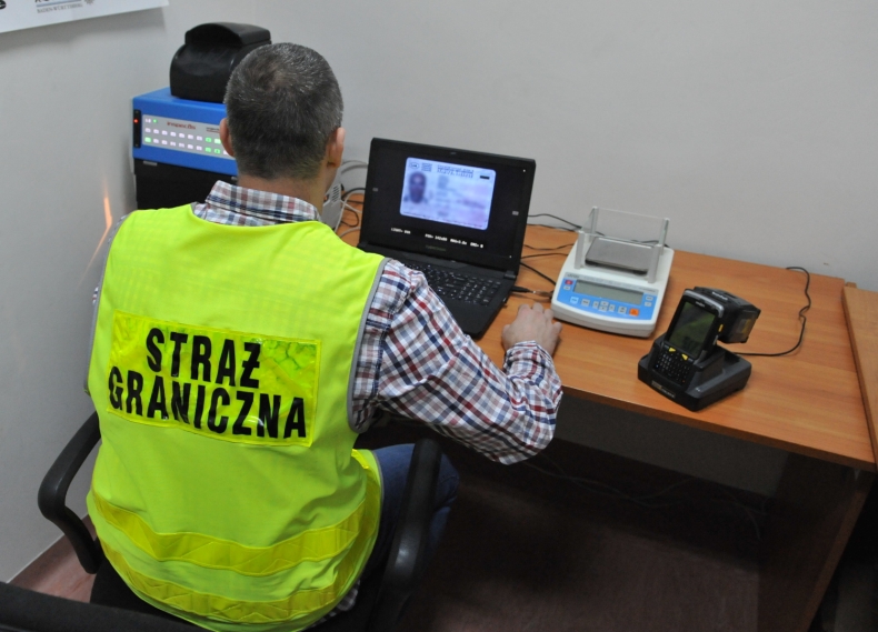 Z fałszywymi dokumentami chcieli jechać do Szwecji - GospodarkaMorska.pl