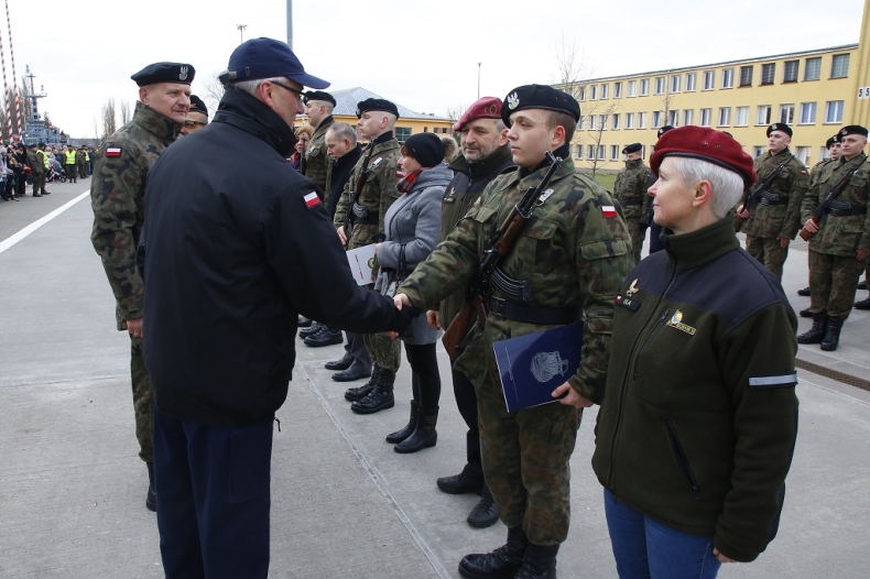 Przysięga wojskowa w 8.FOW - GospodarkaMorska.pl