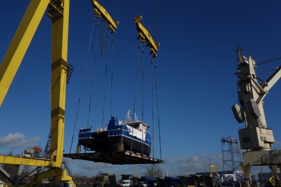 Wodowanie katamaranu w Szczecinie (foto) - GospodarkaMorska.pl