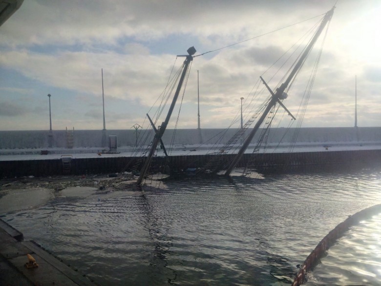 Gdynia: Od tygodnia trwa podnoszenie jachtu, który zatonął w marinie - GospodarkaMorska.pl