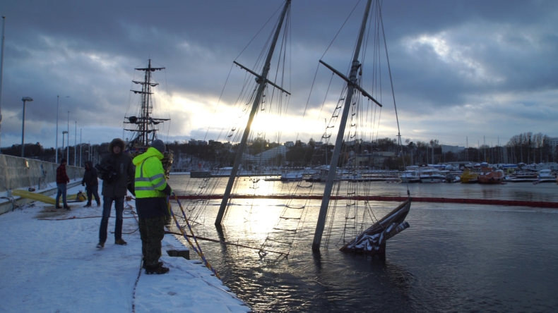 Jacht runął do wody, a było już tak blisko. Knudel nadal na dnie gdyńskiej mariny (foto, wideo) - GospodarkaMorska.pl