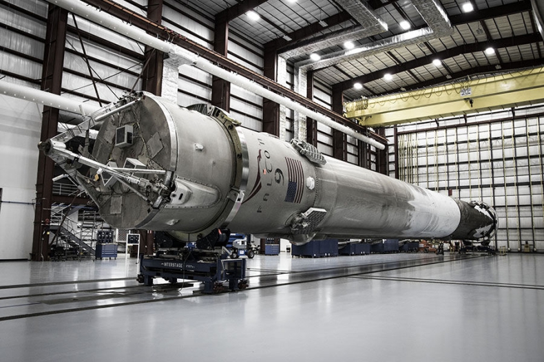 USA:Główny człon rakiety Falcon Heavy wpadł do wody - GospodarkaMorska.pl