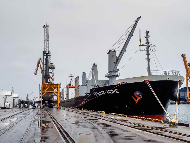 OT Port Gdynia obsługuje największy od lat masowiec. Na pokładzie ponad 25 000 t granulowanego mocznika - GospodarkaMorska.pl