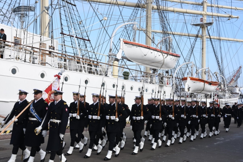 Przysięga wojskowa przed ORP Błyskawica - GospodarkaMorska.pl