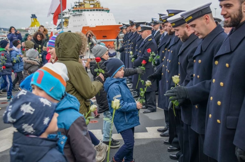 Polska Szkoła w Bergen otrzymała imię Marynarki Wojennej RP (foto) - GospodarkaMorska.pl