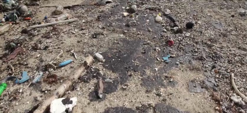 Japonia: Ropa, która dotarła do dwóch wysepek, pochodzi z irańskiego tankowca (wideo) - GospodarkaMorska.pl