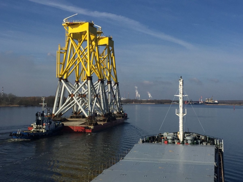 Szczecin: Fundamenty do morskiej farmy wiatrowej popłynęły do Niemiec - GospodarkaMorska.pl