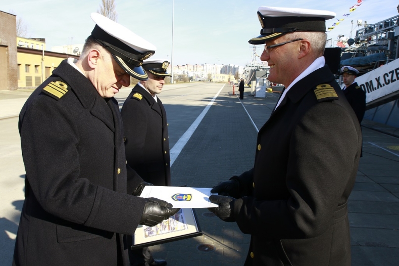 Przekazanie obowiązków dowódcy 2. Dywizjonu Okrętów Transportowo-Minowych - GospodarkaMorska.pl