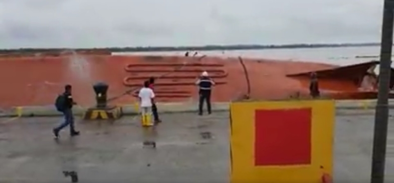 Statek przewrócił się na oczach ludzi. Słychać było pukanie uwięzionego marynarza (wideo) - GospodarkaMorska.pl