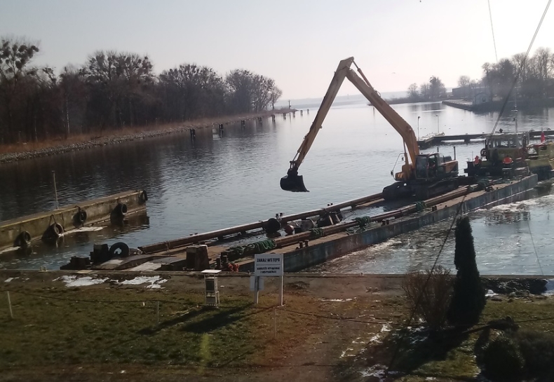 Rozpoczęły się prace pogłębiania basenów jachtowych w porcie jachtowym w Trzebieży - GospodarkaMorska.pl
