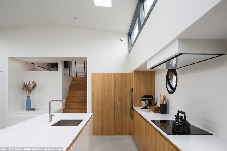 Statek towarowy przekształcony w luksusową łódź mieszkalną (foto) - GospodarkaMorska.pl