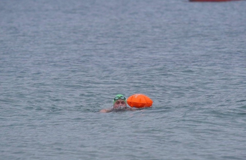 Przepłynie Lodową Milę w szczytnym celu - GospodarkaMorska.pl