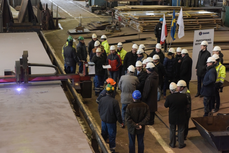 Palenie pierwszych blach dla szwedzkiego okrętu wywiadowczego w Stoczni Remontowej Nauta (foto) - GospodarkaMorska.pl