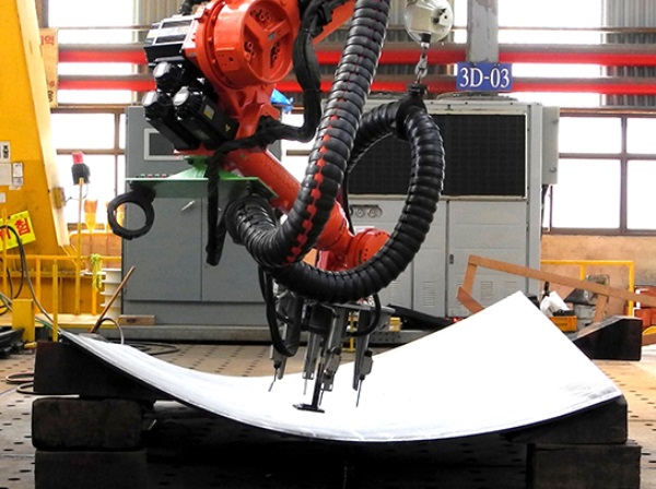 Koreańska stocznia będzie używać robotów do budowy statków - GospodarkaMorska.pl