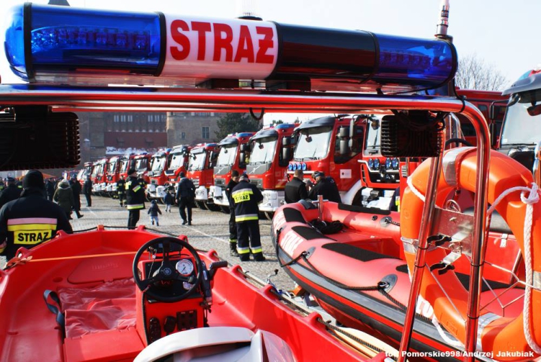 Pomorska straż pożarna otrzymała 24 nowe pojazdy i sześć łodzi - GospodarkaMorska.pl