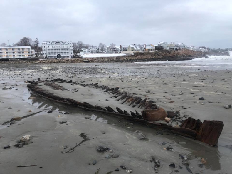 Sztorm odsłonił wrak XVIII-wiecznego statku na plaży w stanie Maine (foto, wideo) - GospodarkaMorska.pl