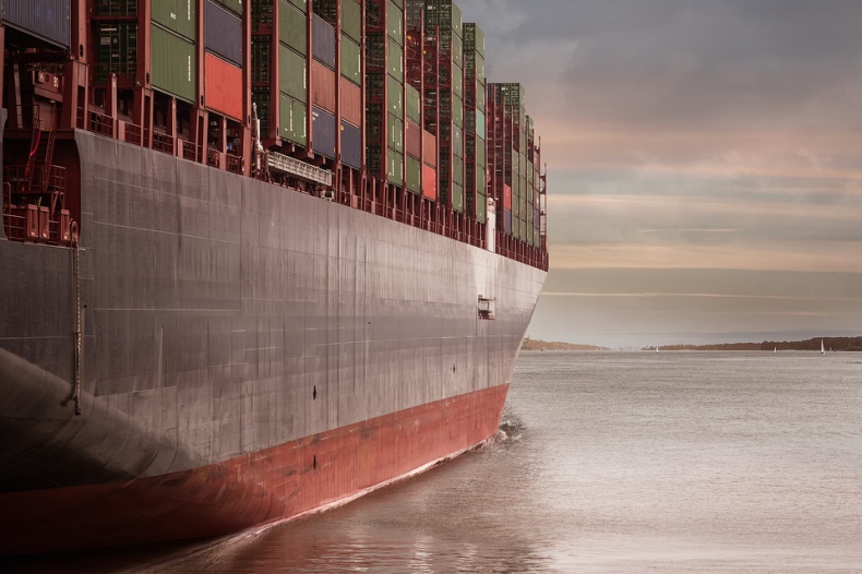 Władze USA monitorują zagubione kontenery statku Maersk Shanghai. W jednym z nich 2670 kg kwasu siarkowego - GospodarkaMorska.pl