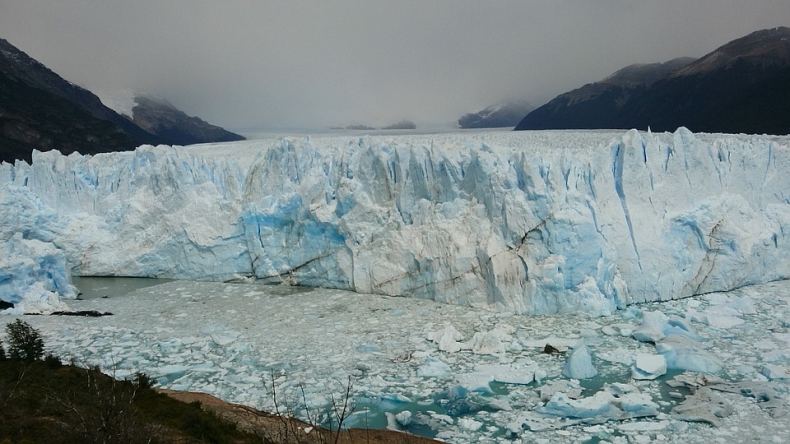 W Argentynie od lodowca oderwał się olbrzymi kawał lodu. Niesamowity widok (wideo) - GospodarkaMorska.pl