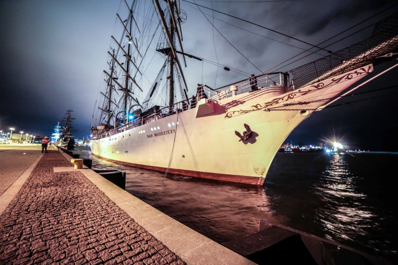 Dar Młodzieży znów przy Nabrzeżu Pomorskim w Gdyni. Na pokład wracają studenci (foto, wideo) - GospodarkaMorska.pl