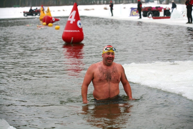 Przepłynie 678 metrów w lodowatym Bałtyku - GospodarkaMorska.pl