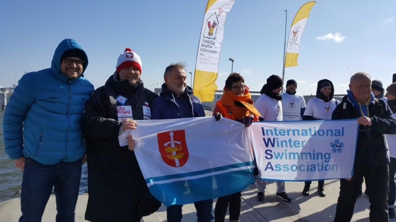 Lodowa Mila w Gdyni. Piotr Biankowski popłynął dla dzieci - GospodarkaMorska.pl