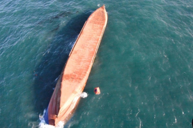 Drobnicowiec Britannica Hav przewrócił się na Kanale La Manche (foto, wideo) - GospodarkaMorska.pl