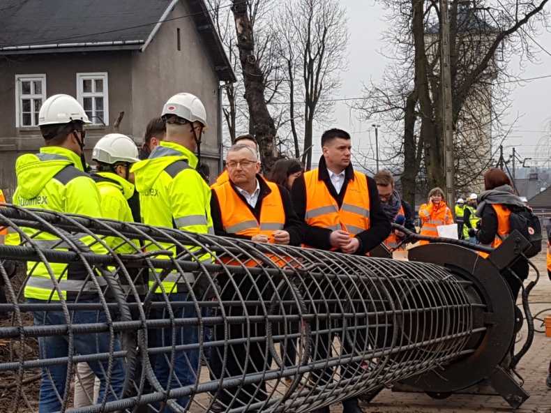 Małopolskie: Rozpoczęła się budowa wiaduktu nad linią kolejową w Krzeszowicach - GospodarkaMorska.pl