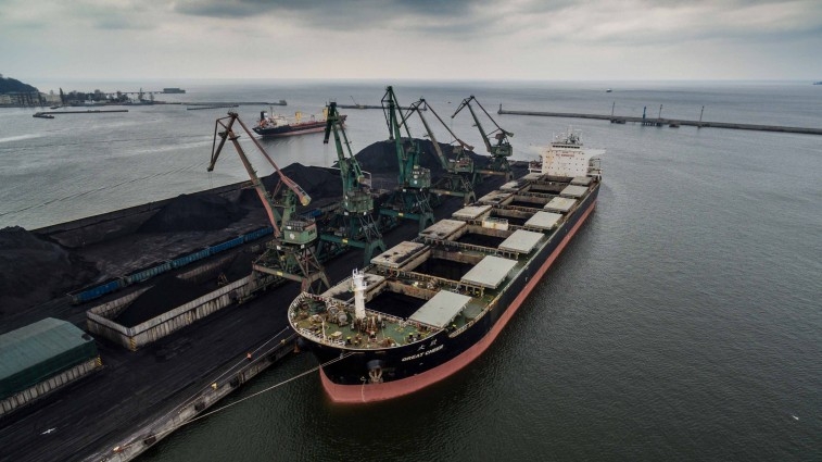 Skuteczna akcja ratownicza Straży Pożarnej Portu Gdynia na Nabrzeżu Holenderskim - GospodarkaMorska.pl