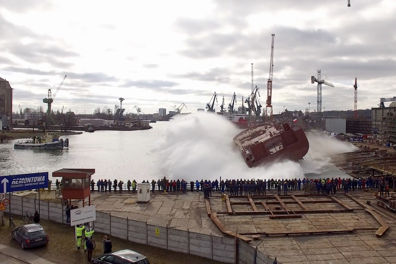 1 010 wodowanie w stoczni Remontowa Shipbuilding (foto, wideo) - GospodarkaMorska.pl