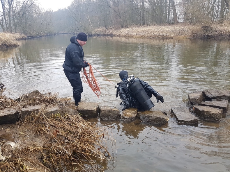 Pociski rakietowe M-13 t. Katiusza podjęte przez nurków z 12. Dywizjonu Trałowców - GospodarkaMorska.pl