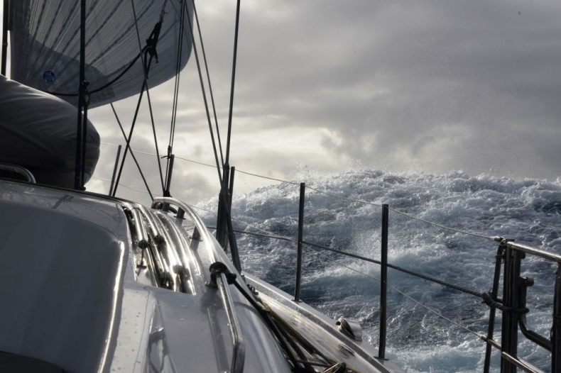 Katharsis II: Awaria 1000 mil przed metą - GospodarkaMorska.pl