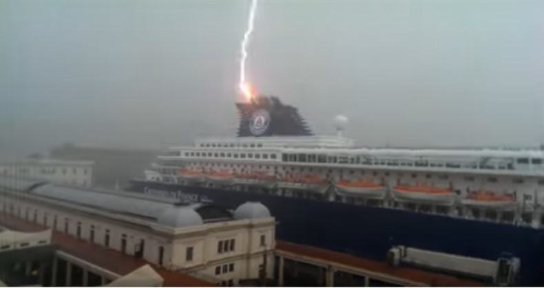 Statek wycieczkowy uderzony przez piorun (wideo) - GospodarkaMorska.pl