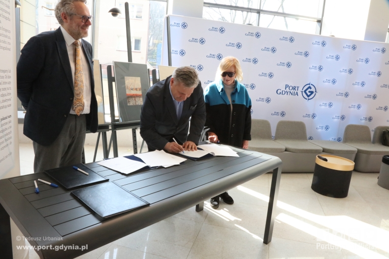 Port Gdynia zakupił wyjątkową kolekcję akwarel S. Szmaja - GospodarkaMorska.pl