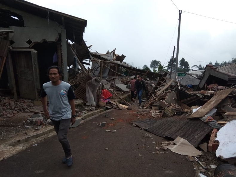 Indonezja: Trzy osoby zginęły w trzęsieniu ziemi na Jawie - GospodarkaMorska.pl