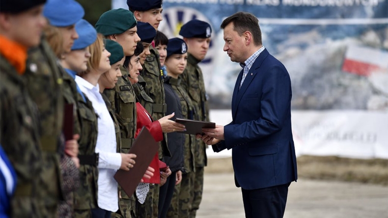 Szef MON do uczniów klas mundurowych: Ważne by młoda kadra WP była wychowana w duchu patriotyzmu - GospodarkaMorska.pl