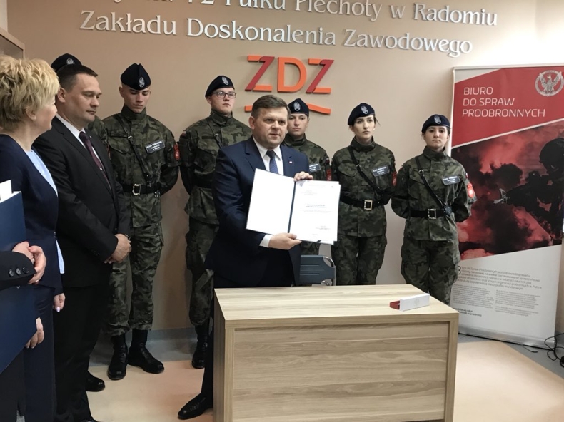 Skurkiewicz: Ponad 100 klas mundurowych weźmie udział w pilotażu MON - GospodarkaMorska.pl