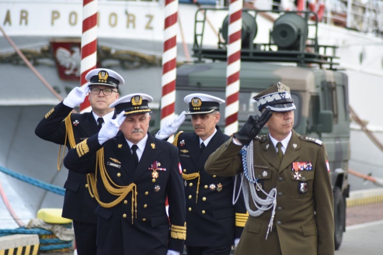 Przekazanie dowództwa na ORP Błyskawica - GospodarkaMorska.pl