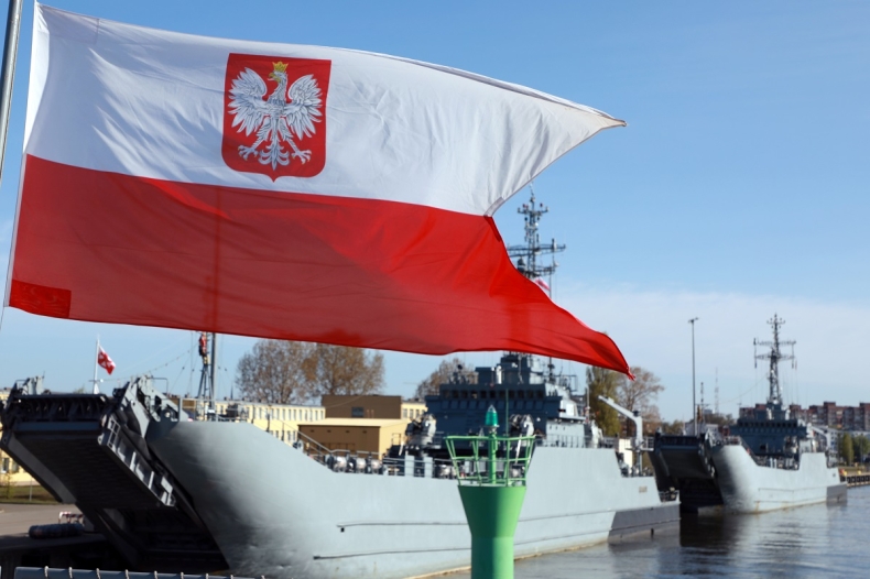 Dzień Flagi Rzeczypospolitej Polskiej w 8.FOW - GospodarkaMorska.pl