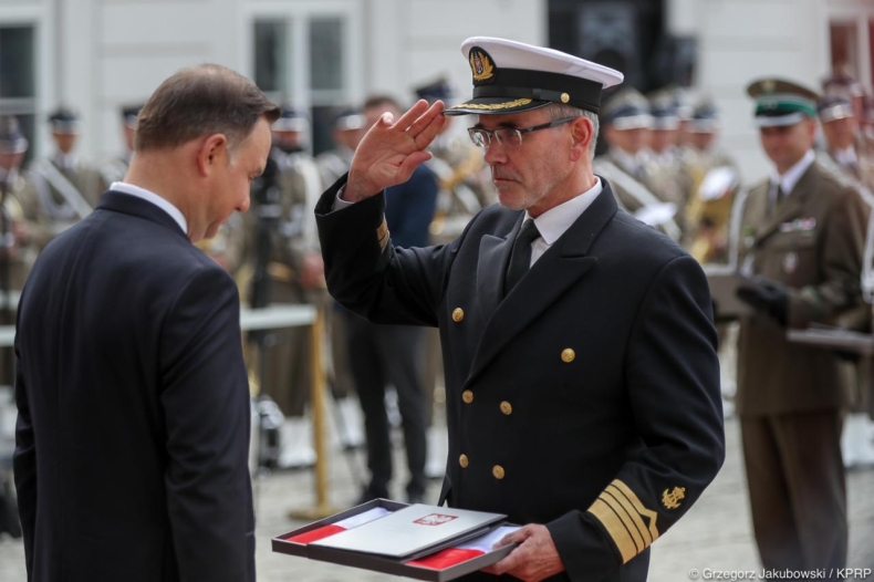 Flaga RP dla Daru Młodzieży. Będzie mu towarzyszyła podczas Rejsu Niepodległości - GospodarkaMorska.pl