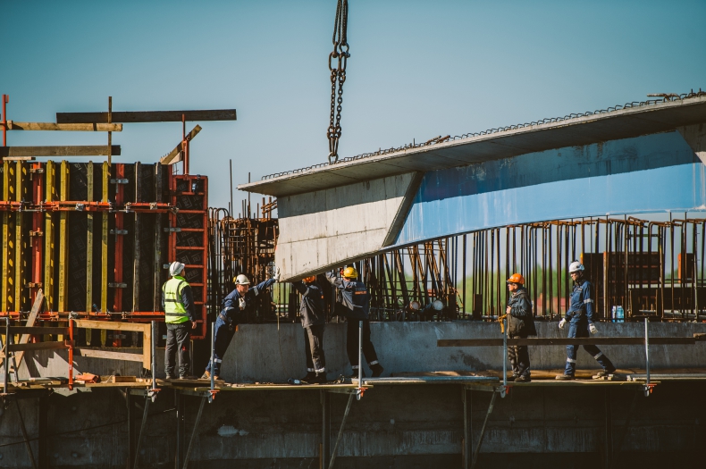 Dziś belki, w wakacje elementy zwodzone – trwa budowa mostu w Sobieszewie (foto) - GospodarkaMorska.pl