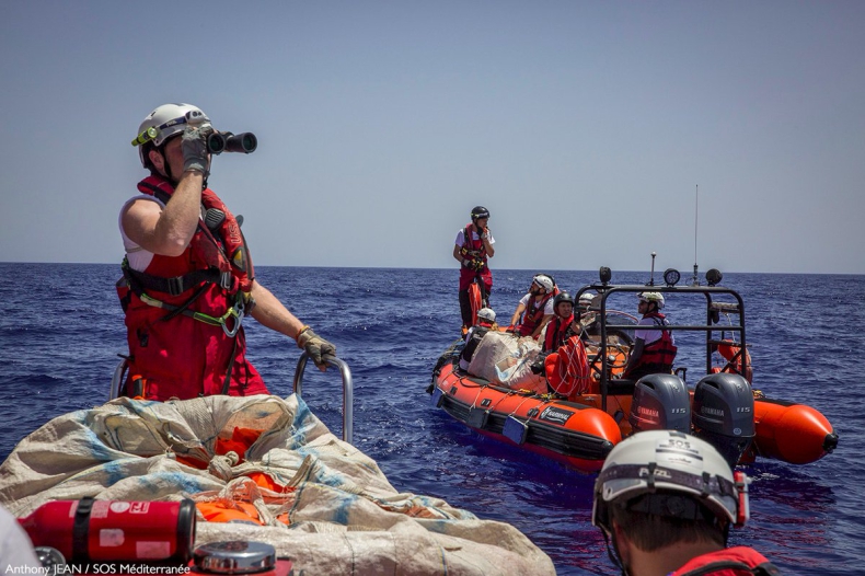 Libia: Zatrzymano dwa statki przewożące 210. nielegalnych migrantów - GospodarkaMorska.pl